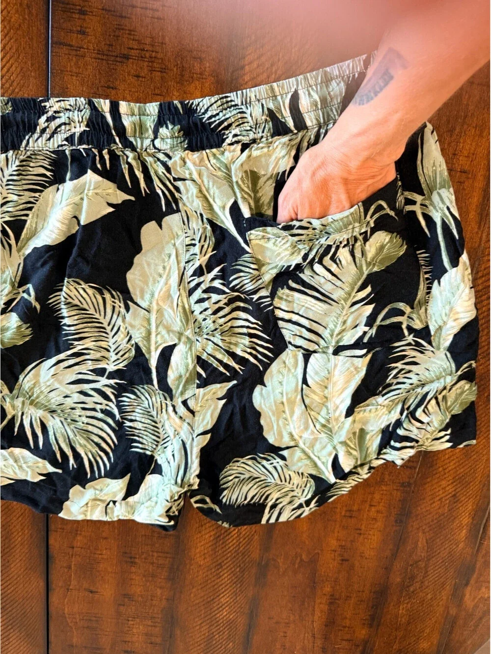 NEW LOOK MEN Tropical Palms Drawstring Shorts - Size Medium